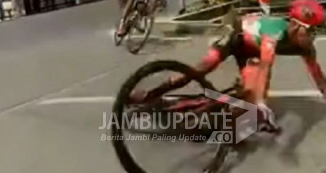 Dua orang peserta balap sepeda Internasional pada event Tour De Singkarak tahun 2019, mengalami kecelakaan.
