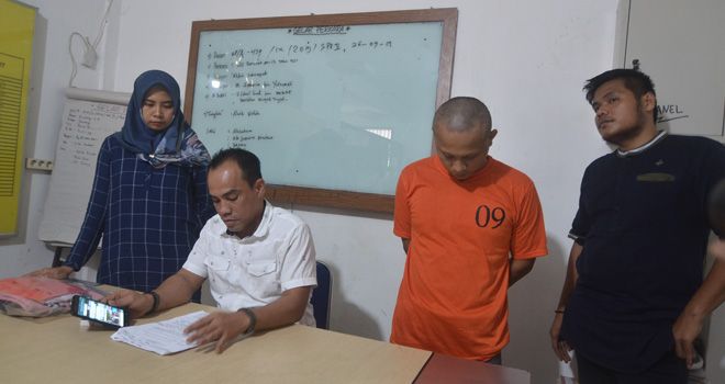 Pelaku Cabul yang diamankan beberapa waktu lalu. Saat ini korban dan pelaku telah berdamai dan mencabut laporan di Polresta Jambi.

