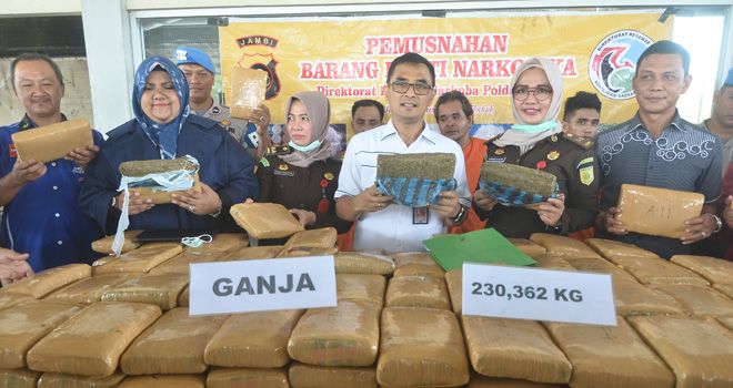 Kombes Pol Eka menunjukkan barang bukti hasil penangkapan narkoba yang dikendalikan dari dalam lapas.