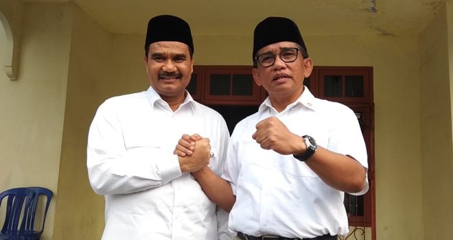 Dengan mengenakan baju kemeja putih, Senin (11/11), Ketua DPW PAN Provinsi Jambi ini mengembalikan berkas ke Gerindra.
