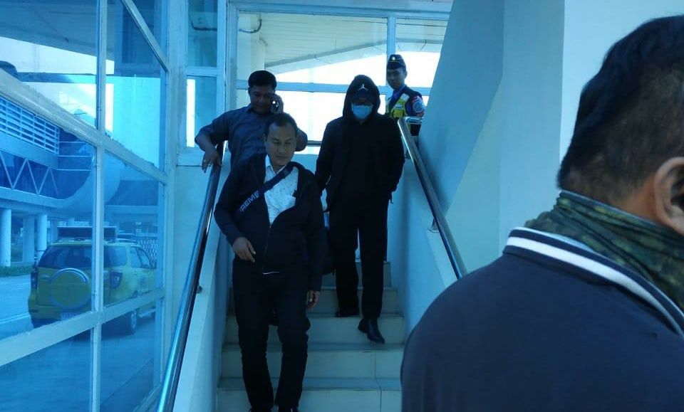 Zumi Zola saat tiba di bandara STS Jambi.