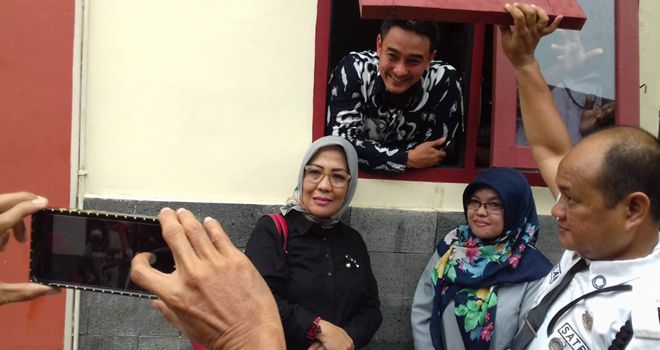 Dari jendela ruangan tunggu saksi di Pengadilan Tipikor Jambi, Zumi Zola pun tak segan menjawab beberapa pertanyaan yang diberikan wartawan kepadanya.