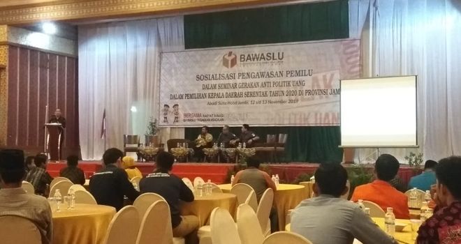 Bawaslu Provinsi Jambi menggelar sosialisasi pengawasan dalam seminar gerakan anti politik uang, Selasa (12/11).