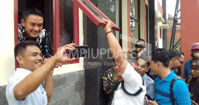 Mantan Gubernur Jambi Zumi Zola, yang menjadi saksi dalam kasus suap uang ketok palu RAPBD Jambi 2018 dengan terdakwa Joe Fandy Yoesman Alias Asiang di pengadilan Tipikor Jambi senin (12/11).