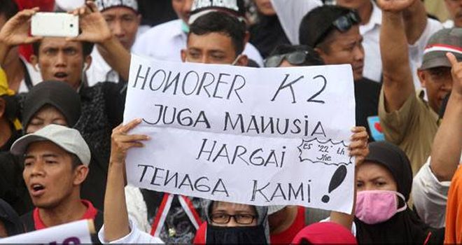 Massa Honorer K2 menggelar aksi damai di depan Istana Merdeka, Jakarta, Selasa (30/10). Mereka menuntut agar di anggkat menjadi PNS.  
