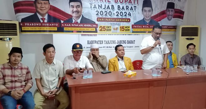 Ahmad Jafar bakal calon Bupati Kabupaten Tanjung Jabung Barat hari ini resmi melakukan pengembalian berkas pencalonan ke DPC partai Gerindra Kabupaten Tanjung Jabung Barat, Selasa 12/11 siang.