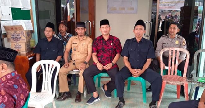 Waka I Agustian Mahir meninjau pelaksanaan Pilkades di Desa Mudung dan Desa Raman, Kecamatan Muaro Sebo. Di Desa Mudung Darat.