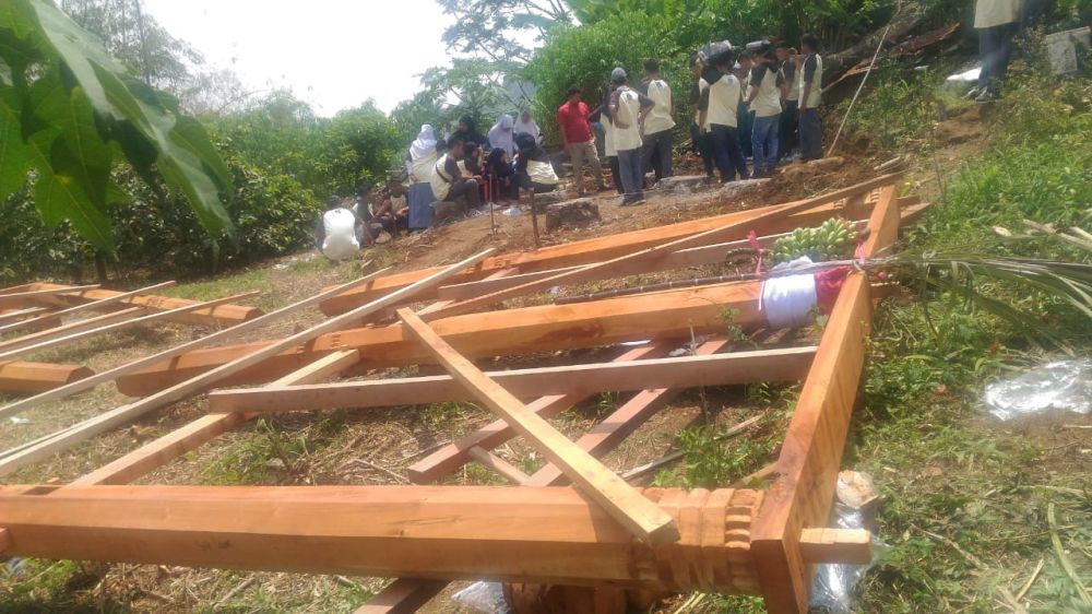 Terlihat siswa saat diajarkan bangun rumah larik.