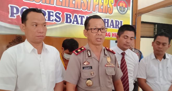 Wakapolres Batanghari Kompol H.Soekamto,SH di dampingi Kasat Reskrim Polres Batanghari IPTU Orivan Irnanda saat
press release.