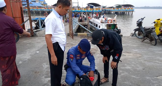 Polisi saat mengamankan Pembawa sabu Dalam Kapal di Kuala Tungkal.