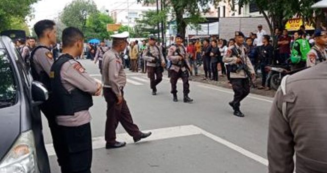 Polisi melakukan sterilisasidi depan Mapolrestabes usai bom bunuh diri.
