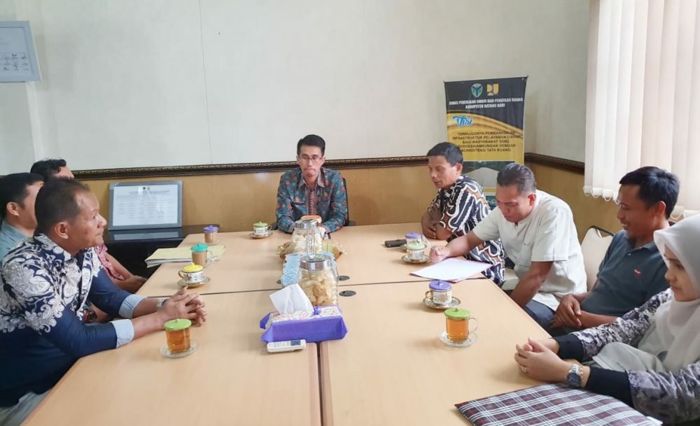 Dinas Pekerjaan Umum dan Penataan Ruang (PUPR) Pemerintah Kota Bukit Tinggi melakukan kunjungan kerja ke Dinas Pekerjaan Umum dan Penataan Ruang (PUPR) Kabupaten Batanghari khususnya Bidang Bina Marga. Kamis (14/11).