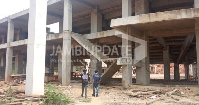 Proyek Gudung Auditorium UIN STS Jambi terlihat hanya dikerjakan kurang dari 50%. Padahal dana sudah dikucurkan 75 persen.