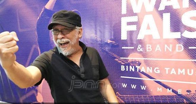 Iwan Fals di kawasan SCBD, Jakarta, Rabu (13/3). 