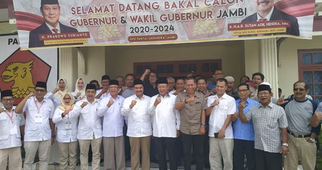 Cek Endra hadir di Partai Gerindra bersama tim pemenangan. Langsung disambut Ketua DPD Partai Gerindra Provinsi Jambi Sutan Adil Hendra.