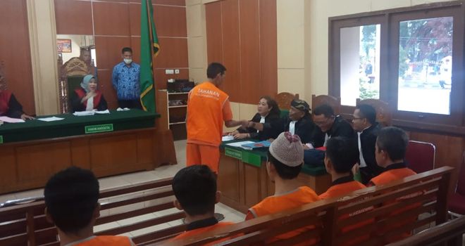 Warga SAD saat menjalani sidang tuntutan di Pengadilan Negeri Jambi (1/11). Empat orang warga SAD dituntut penjara selam 5 bulan 
