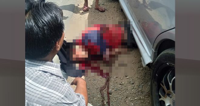 Akibat laka lantas Andi Rozali (22) tewas mengenaskan dengan kondisi tangan putus usus terburai setelah terseret sejauh 20 meter.

 