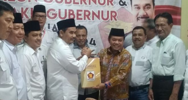 Bupati Merangin dua periode ini tampak mengenakan batik cokelat didampingi oleh tim disambut langsung oleh Ketua DPD Gerindra Provinsi Jambi Sutan Adil Hendra (SAH).