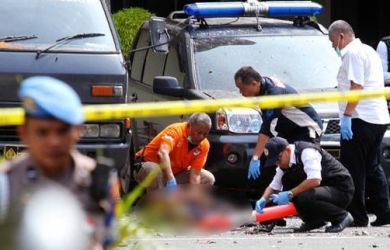 Polisi melakukan oleh TKP bom bunuh diri di Polrestabes Medan.
