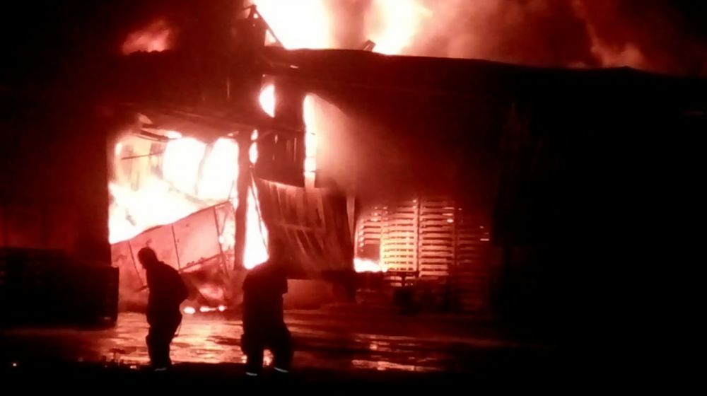 Gudang Karet Milik PT ABP di Batanghari Terbakar.

