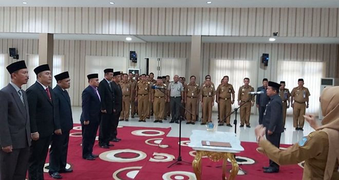 Senin siang (18/11/2019) Bupati Merangin, Al Haris, melantik beberapa Eselon II hasil seleksi terbuka jabatan pimpinan tinggi pratama yang dilakukan beberapa waktu lalu.