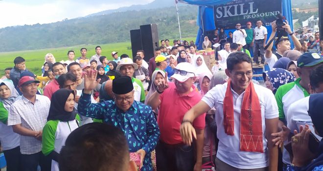 Sandiaga Uno disambut antusias Ribuan warga Kerinci, saat menyerahkan hadiah juara Lomba Lari 10 K yang di selenggarakan oleh Persatuan Atletik Seluruh Indonesia (PASI) Kerinci (18/11).