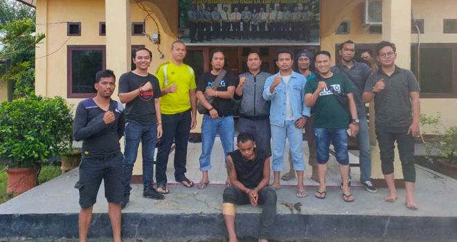 Ibnu Jinar als Bner (duduk) yang ditangkap Tim Sultan Polres Tebo bersama Anggota Polsek Tengah Ilir (19/11) kemarin.




