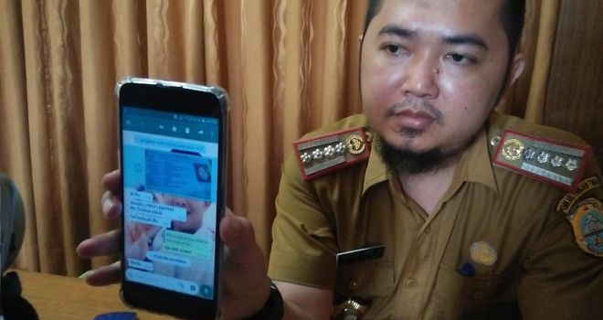 Kabid Mutasi dan Promosi, Angga Hari, saat memperlihatkan bukti chatting pelaku dan korban, di HP dalam peneriaman CPNS TAHUN 2019 ini. 
