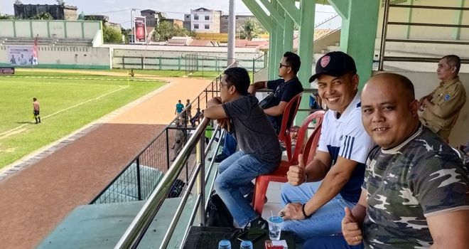Wabup Tanjabtim, Roby Nahliyansah tampak semangat melihat pertandingan dan ia berharap kesebelasan tanjung jabung timur menang.
