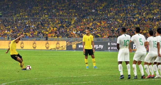 Pemain Malaysia, Muhammad Safawi Rasid mencetak gol ke gawang Indonesia, lewat tendangan bebas, pada laga Kualifikasi Piala Dunia 2022 di Stadion Nasional Bukit Jalil, Kuala Lumpur, Selasa (19/11/2019) malam. 


