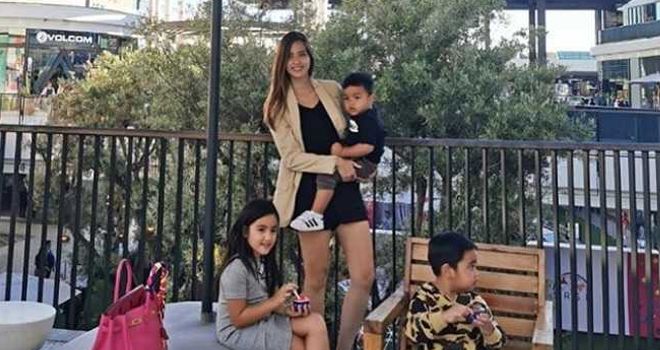 Nia Ramadhani bersama ketiga anaknya. 