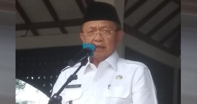 Bupati Sarolangun Drs H CEK Endra, Saat Mengadiri Peringatan Bulan Bakri Gotong Royong Masyarakat (BBGRM) ke-16 dan Hari Kesatuan Gerak (HKG) PKK Ke-47 serta pencanangan PKK - KB-Kes tingkat Kabupaten Sarolangun, Rabu (20/11) kemarin .