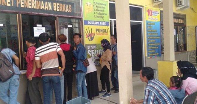 Masyarakat saat melakukan legalisir berkas kependudukan di Kantor Dukcapil Tanjabtim, Rabu (20/11) kemarin.