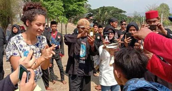 Mahasiswi asal Amerika Serikat tertarik dan mempelajari kesenian debus.
