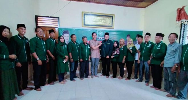 Cabup Batanghari M Hafiz bersama pengurus DPC PKB Batanghari.