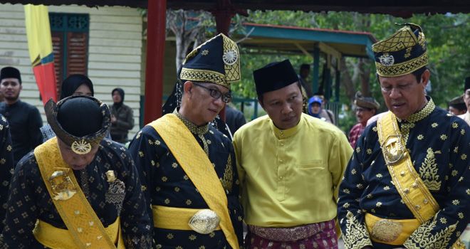 Bupati Tanjabtim Hadiri Paripurna HUT Kabupaten Lingga ke 16.