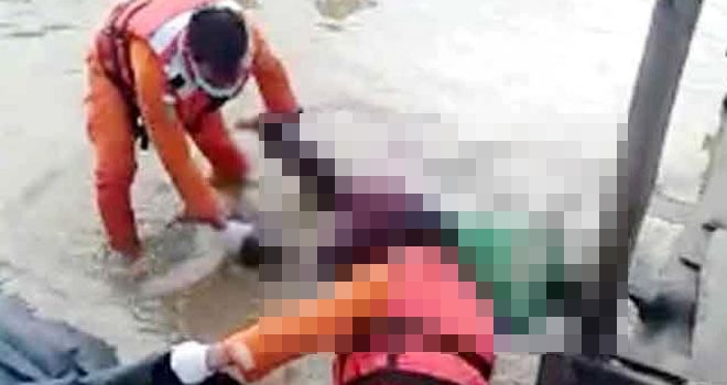 Pihak Kepolisian melakukan evakuasi jasad Syahrul di Desa Manis Mato (21/11).v