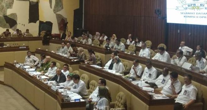 Suasana raker MenPAN-RB Tjahjo Kumolo dan jajaranya dengan Komisi II DPR, Senin (18/11).
