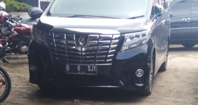 Toyota Alphard warna hitam dengan nomor polisi B 6 SJY saat diamankan di Polresta Jambi kemarin (21/11) setelah sebelumnya sempat hilang di parkiran RS Raden Mataher Jambi.