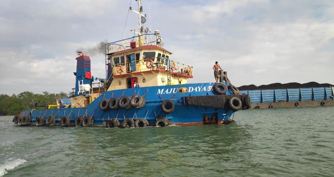 Tugboat Maju Daya 59 Batam Builder Nav306 PT. Bandar Abadi Batam menyerempet jembatan kebagaaan warga Muara Sabak Timur, Tanjabtim.