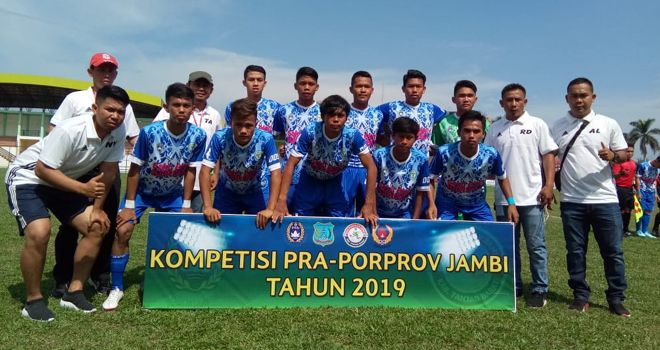 PS Kerinci dan PS Kota Jambi melakoni laga kedua mereka dalam ajang Pra Porprov Jambi cabor Sepakbola di Stadion Bhakti Tanjab Barat Jumat (22/11).
