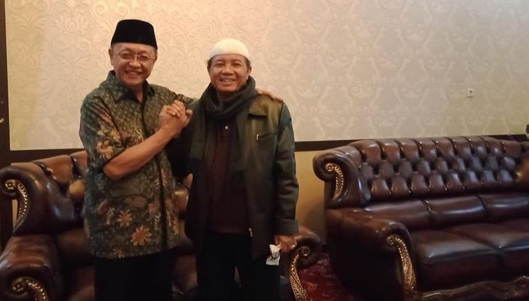 Gubernur Jambi Fachrori Umar dan Bupati Sarolangun Cek Endra tampak mesra dalam sebuh pertemuan di rumah dinas Bupati Sarolangun.
