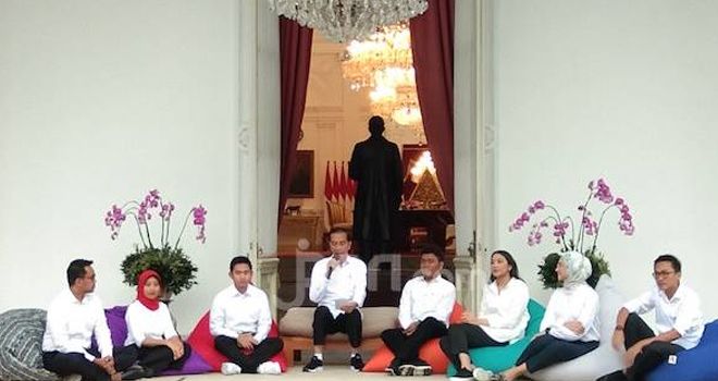 Presiden Jokowi bersama tujuh orang staf khusus yang berasal dari kalangan milenial di Istana Merdeka, Jakarta, Kamis (21/11).