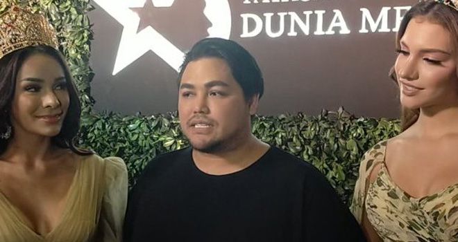 van Gunawan bersama Miss Grand Indonesia 2019 Sarlin Jones dan Miss Grand International 2019 Valentina di bilangan Kemang, Jakarta Selatan, Jumat (22/11). Ivan dipercaya menjadi National Director Miss Grand International untuk Indonesia. 
