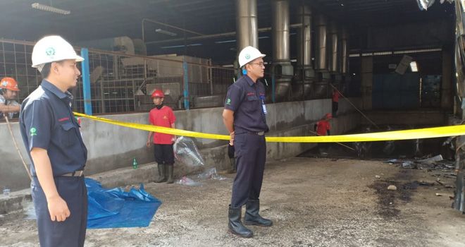 Gudang yang diperuntukkan karet siap ekspor tersebut masih tampak belum dibersihkan dan masih di garis police line oleh pihak kepolisian Polres Batanghari.