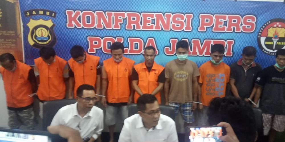 Para tersangka kasus illegal drilling dihadirkan saat konferensi pers di Mapolda Jambi.

 