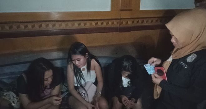 Sejumlah pengunjung dan pekerja tempat hiburan malam diamankan petugas karena positif menkonsumsi narkoba, terbukti dari hasil tes urine.