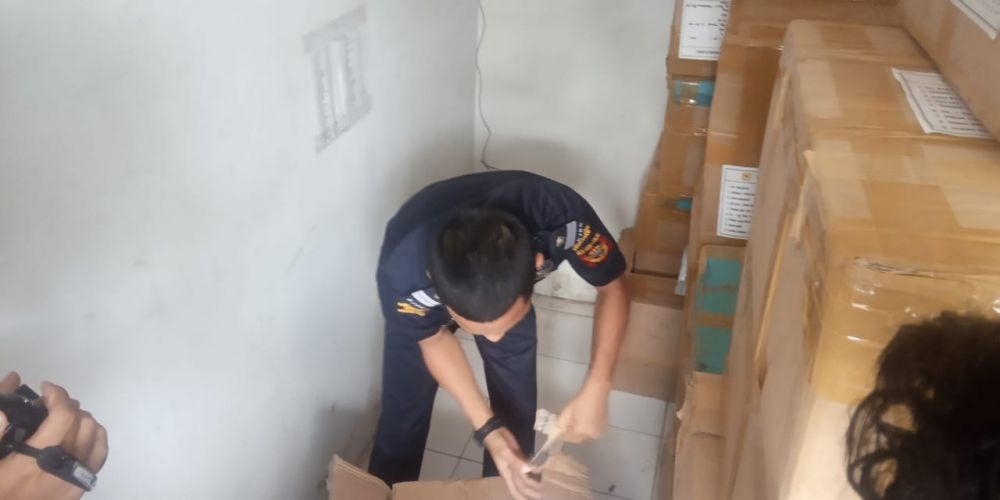 Pihak Bea Cukai Jambi sedang memeriksa barang bukti rokok ilegal yang diamankan.
