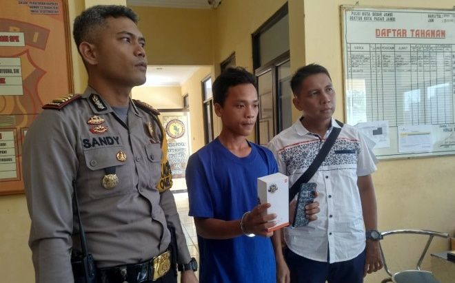 Arianto (19), tersangka kasus pencurian masih mendekam di Polsek Pasar.