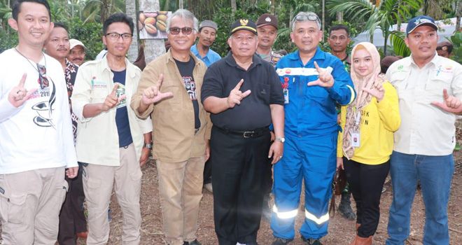 Bupati Tanjabbar, Safrial, foto bersama dengan KUB Haji Bangun di Area Perkebunan Panting Nol, Dusun Sungai Haji, Desa Sungai Terap, Kecamatan Betara, Tanjabbar, Minggu (24/11) kemarin.


